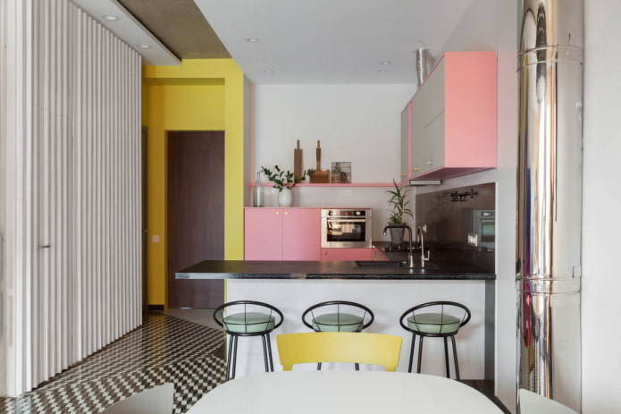 Cocina rosa con amarillo