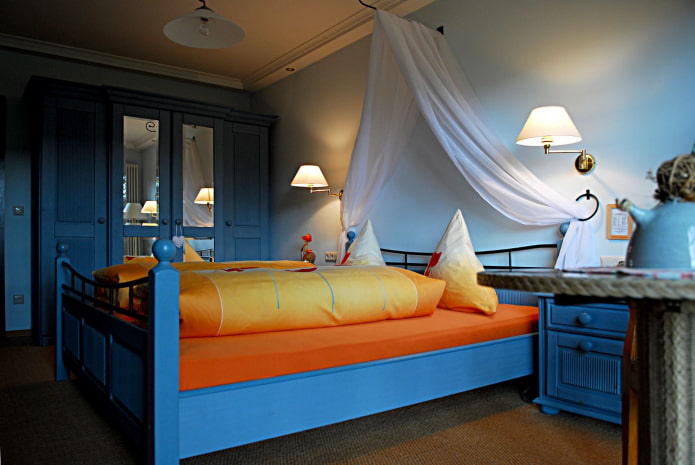 Dormitorio azul y naranja