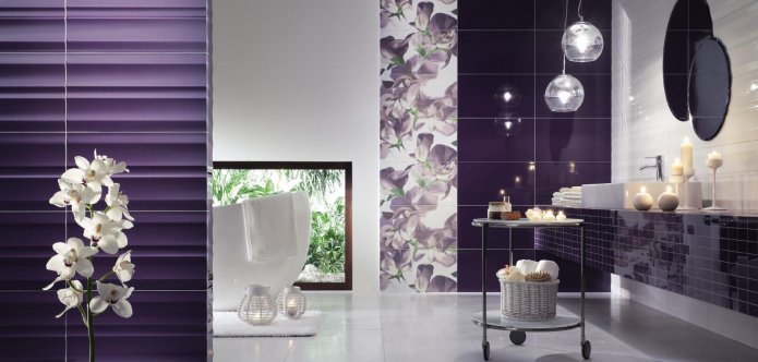 azulejos de baño blancos y morados con estampado de orquídeas