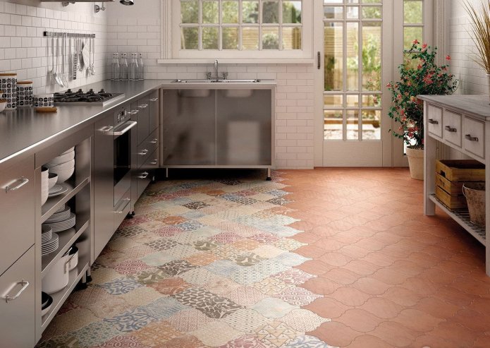 azulejos patchwork en el suelo de la cocina