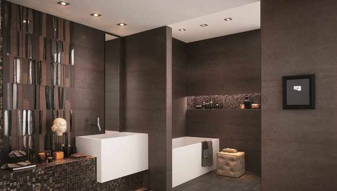 combinación de mosaico y azulejos de porcelana en un baño marrón oscuro