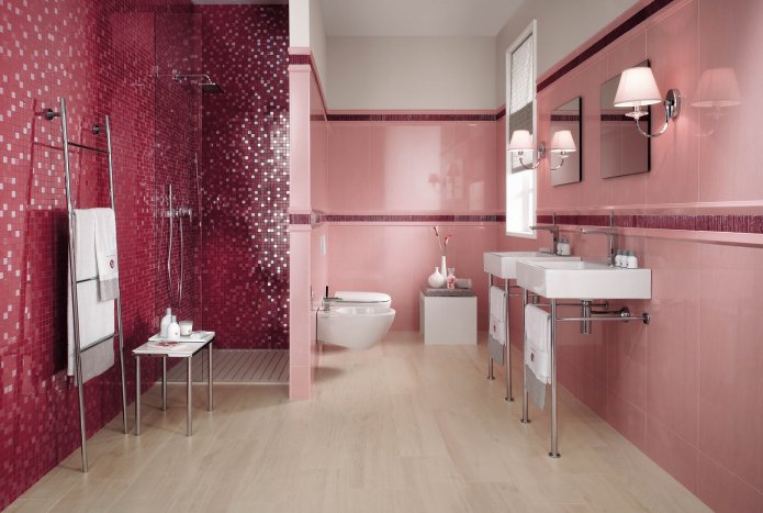 combinación de mosaico de cereza y azulejos rosas en el baño