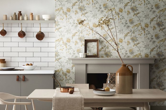 azulejos y papel pintado de papel en la cocina