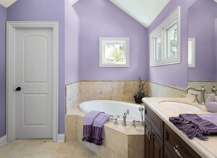 paredes lilas y azulejos beige En el baño