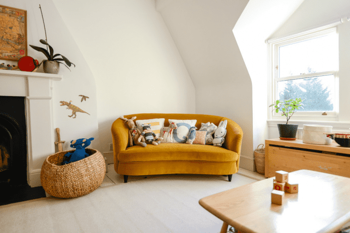 sofá en el interior de una habitación infantil