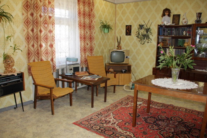 Interior de la sala de estar de la era soviética