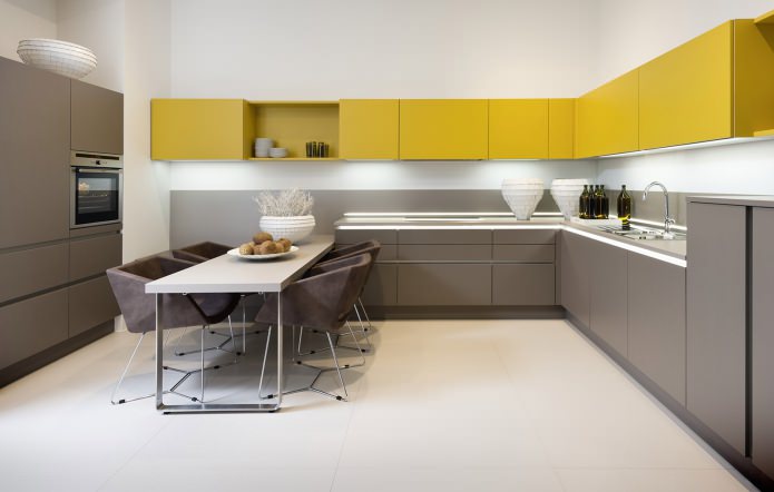 Silla-sillón en el interior de la cocina