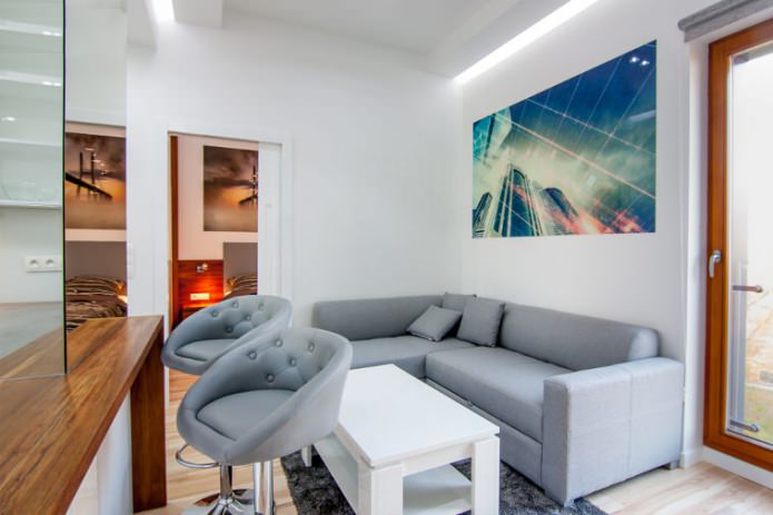 Interior de una cocina-salón combinada con barra
