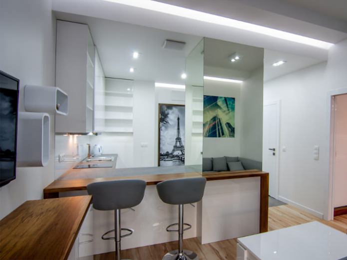 Interior de una cocina-salón combinada con barra