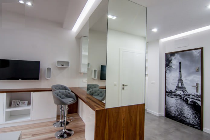 Interior de una cocina-salón combinada con barra