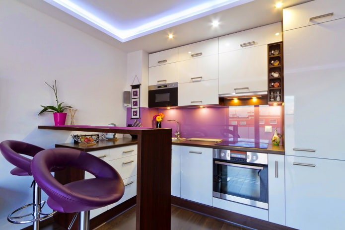 Diseño de cocina con barra de bar en tonos blancos y morados