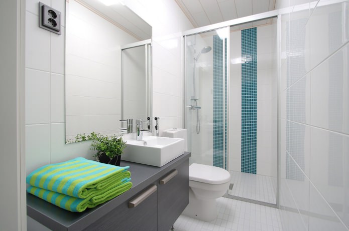 Diseño de un baño pequeño con cabina de ducha de estilo moderno