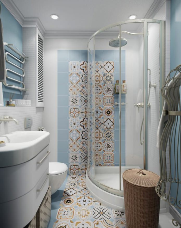 decoración del techo en el baño de un apartamento de Jruschov