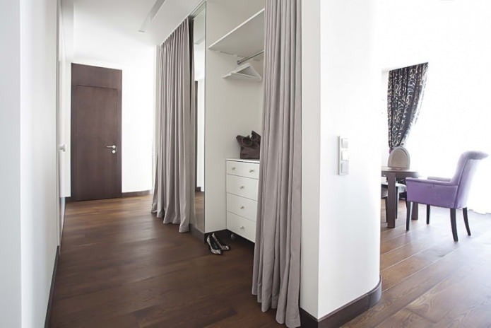 Cortinas en lugar de puertas en estilo contemporáneo