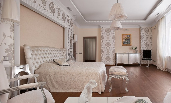Paredes beige con papel pintado y pintura en el dormitorio