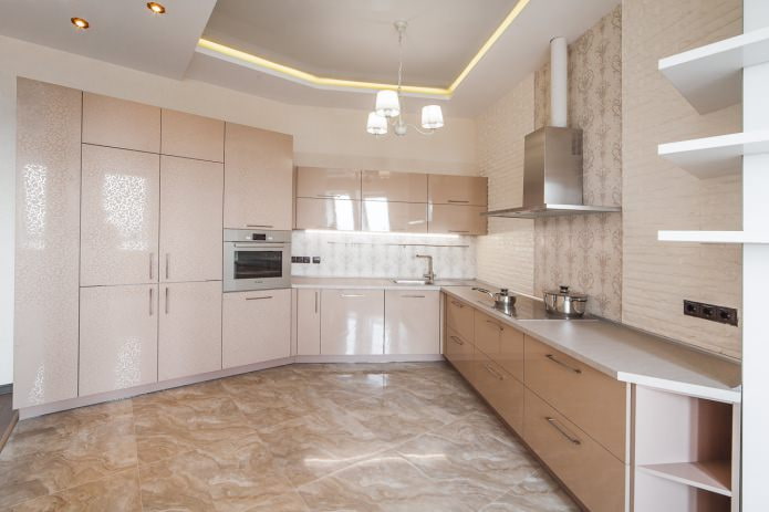 Techo beige y blanco en la cocina