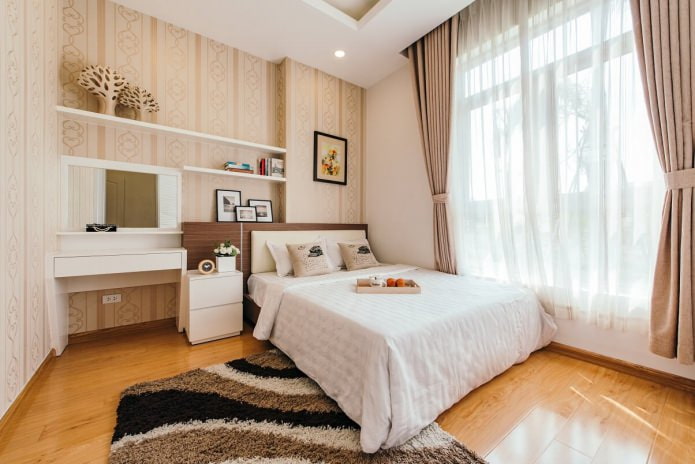 papel pintado beige y dorado en el dormitorio