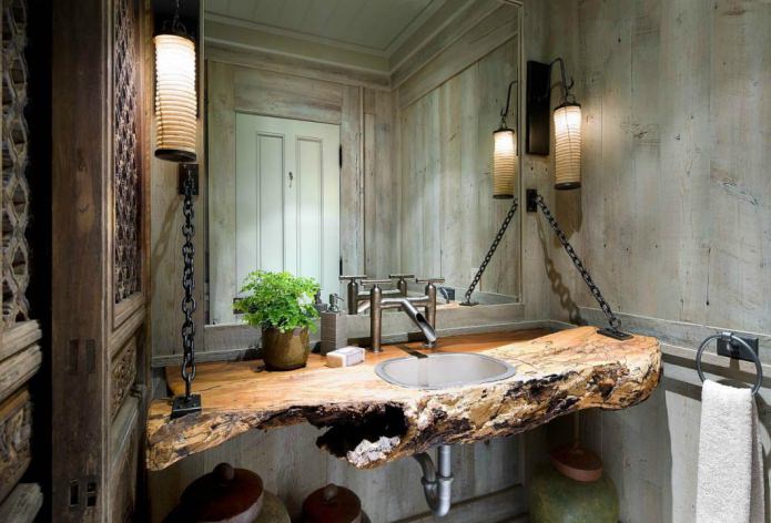 encimera en el baño de madera aserrada natural