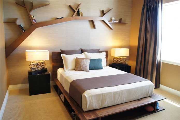 Dormitorio con pared de madera y una original estantería en forma de árbol
