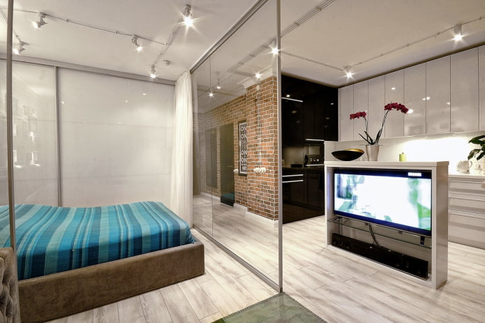 Separador en el interior de la cocina-dormitorio