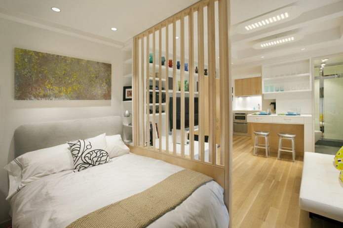 Separador en el interior de la cocina-dormitorio