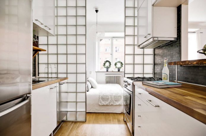 Separador en el interior de la cocina-dormitorio