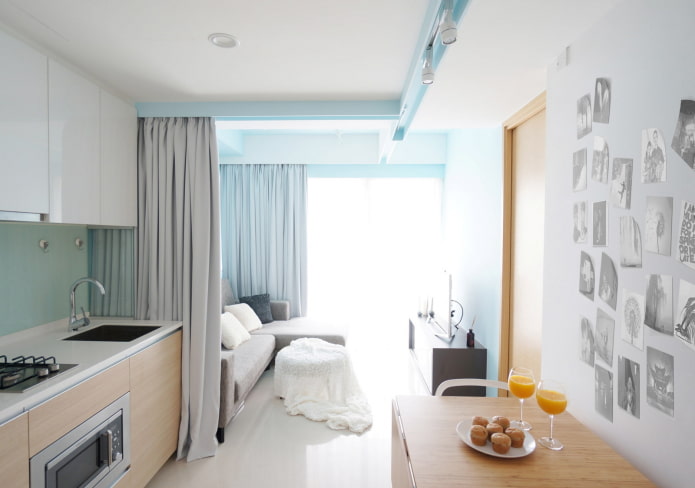 área para dormir detrás de las cortinas en el interior de la cocina
