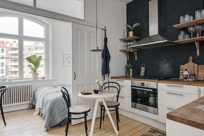 Puertas correderas en el interior de la cocina-dormitorio