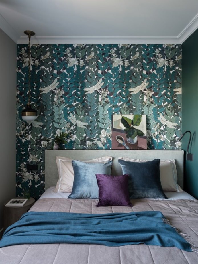 dormitorio con pared clara