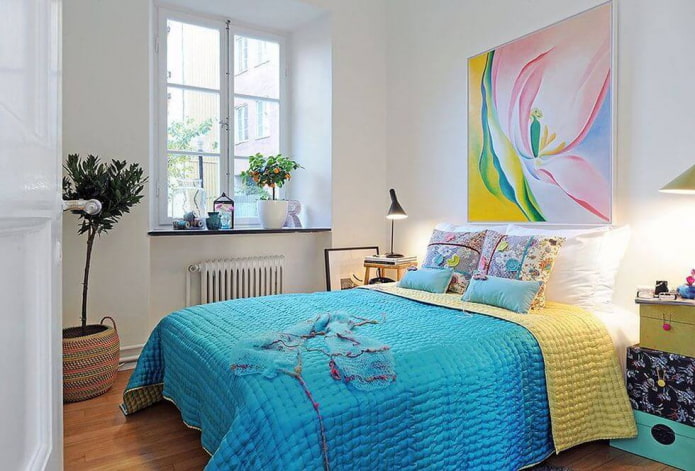 Decoración brillante de un dormitorio blanco