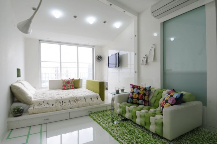 zonificación con podio en el interior de un dormitorio-salón