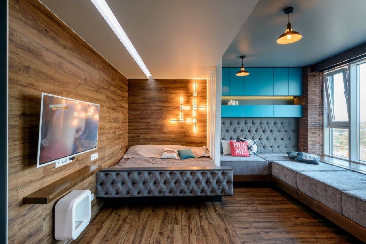 Iluminación diferente sobre la cama y el sofá