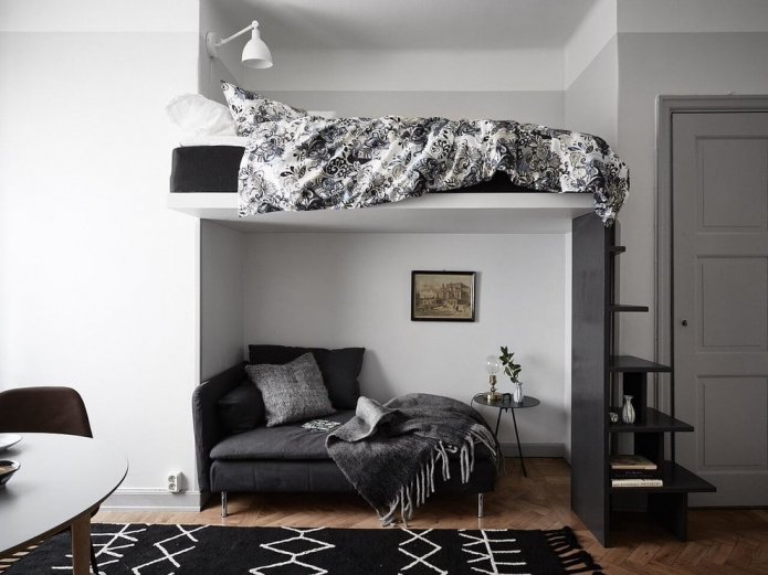 cama alta en el salón con comedor