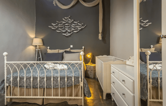 Diseño de un dormitorio pequeño combinado con una guardería