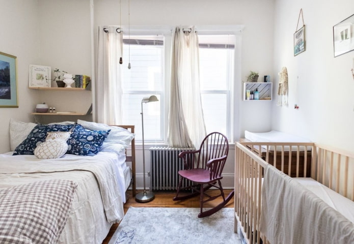 Zona para padres en un dormitorio combinado con una guardería