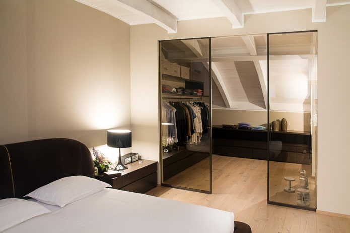 Zonificación del vestidor en el interior del dormitorio abuhardillado