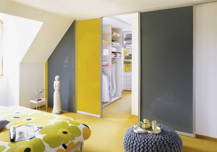 Zonificación del vestidor en el interior del dormitorio abuhardillado