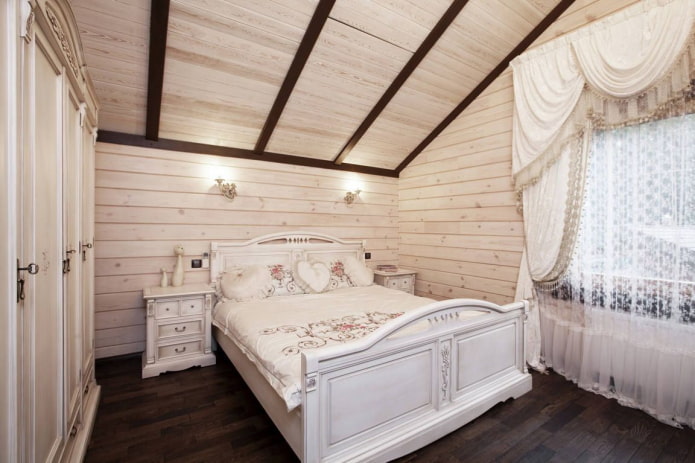 interior de dormitorio abuhardillado en estilo provenzal