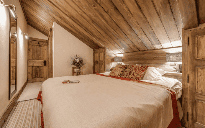 interior de dormitorio abuhardillado estilo chalet