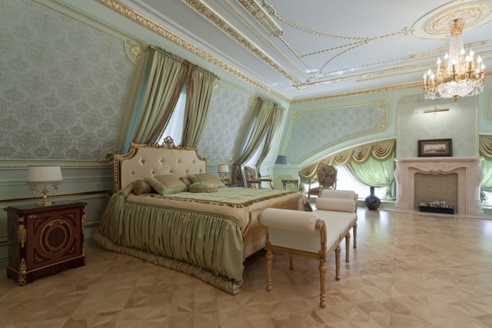 Interior de un dormitorio abuhardillado de estilo clásico