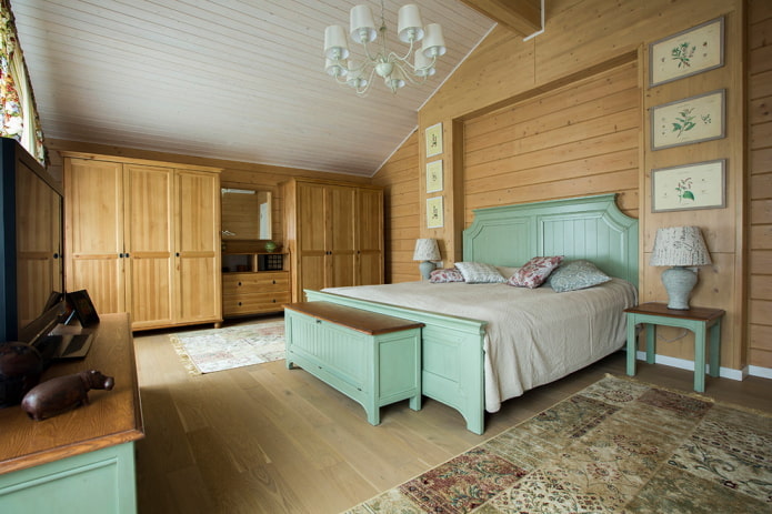 interior de dormitorio abuhardillado en estilo provenzal