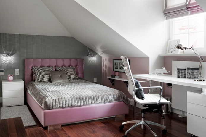 interior de un dormitorio abuhardillado para una niña