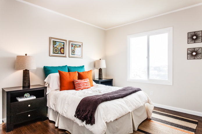 Dormitorio blanco con paredes Almohadas