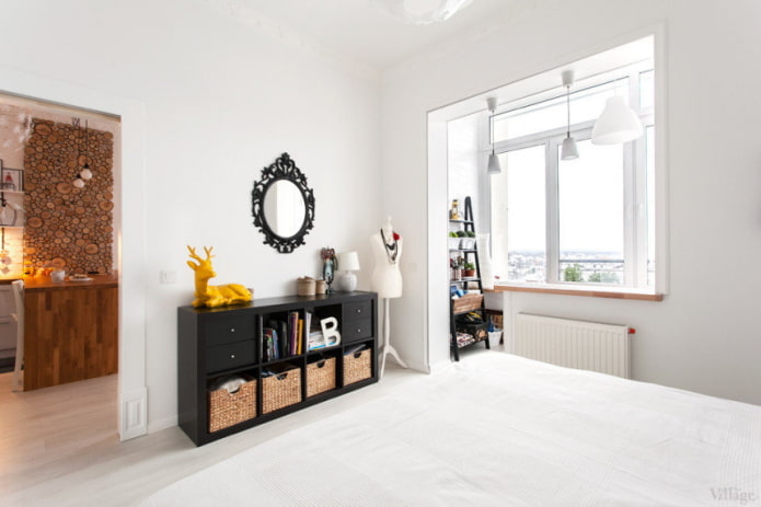 dormitorio con balcón en estilo escandinavo