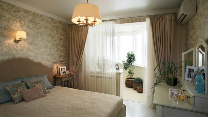 Dormitorio con balcón estilo provenzal