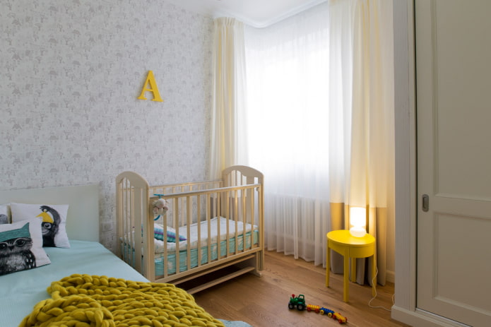Cuna en el interior del dormitorio