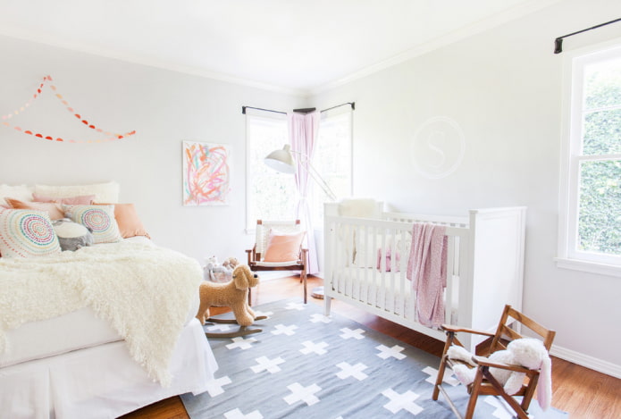 Cuna en el interior del dormitorio