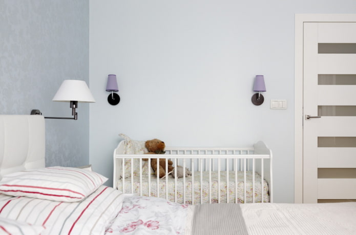 Cuna en el interior del dormitorio