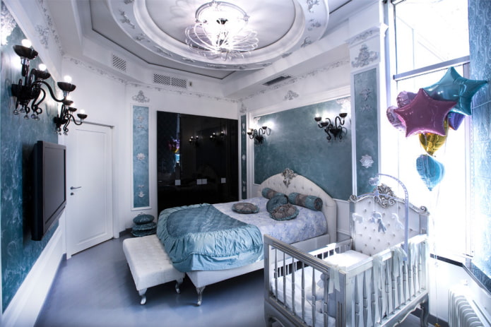 Cuna en el interior del dormitorio