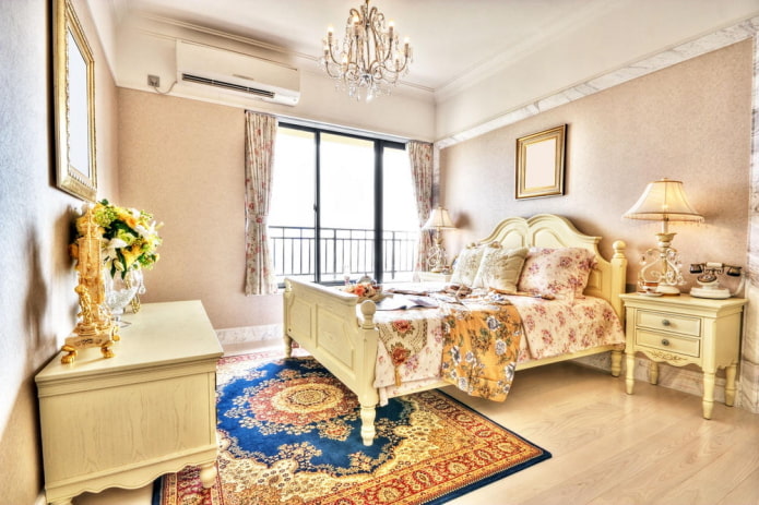 Interior de un dormitorio beige de estilo provenzal